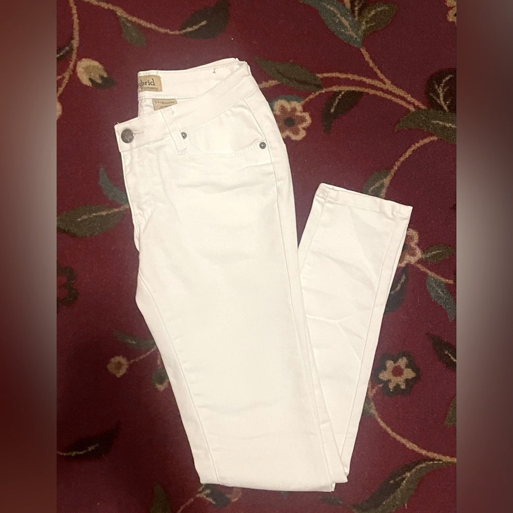 Sale 2-10
NWOT- Women’s white skinny jeans